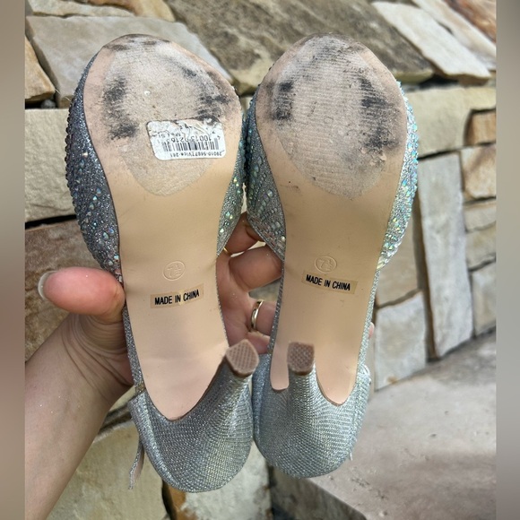De Blossom Silver T-Strap Heels with Rhinestone Embellishments heels Sz-7.5. Ps - Picture 8 of 15
